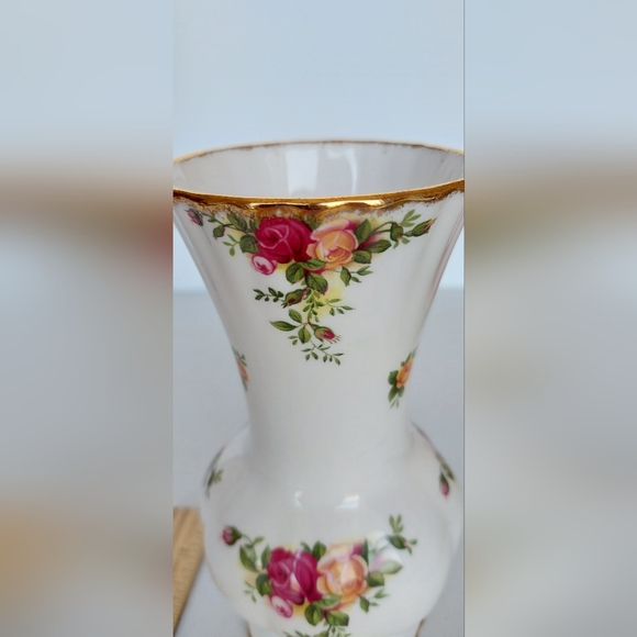 SOLD Royal Albert Old Country Roses Floral Vase Bone China Gold Trim - Picture 3 of 16